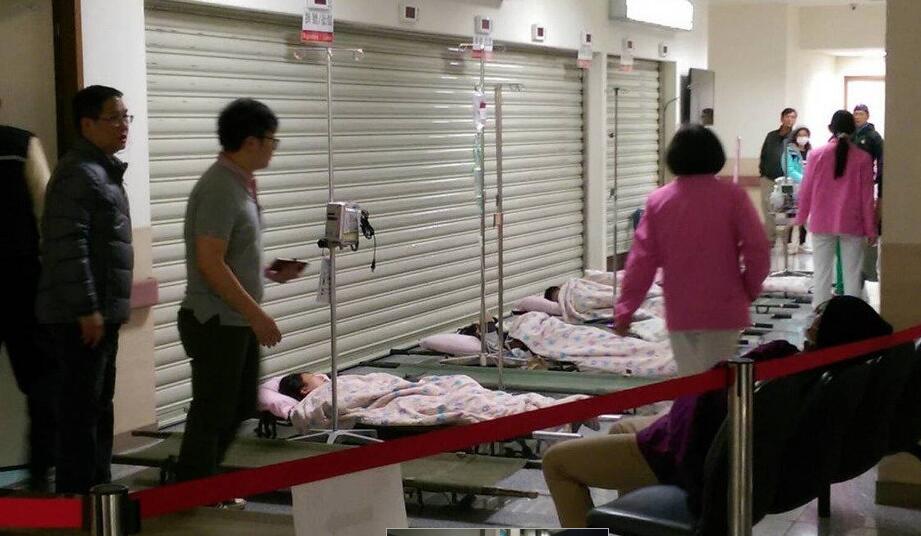 臺(tái)灣金門近百人食物中毒就醫(yī) 患者躺地打點(diǎn)滴 臺(tái)灣金門近百人食物中毒就醫(yī) 患者躺地打點(diǎn)滴