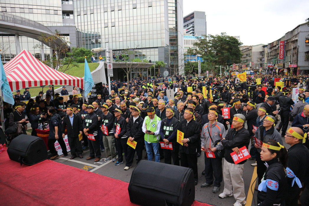 臺當局新政策惹怒中藥商!上千人包圍“衛福部” 臺當局新政策惹怒中藥商!上千人包圍“衛福部”