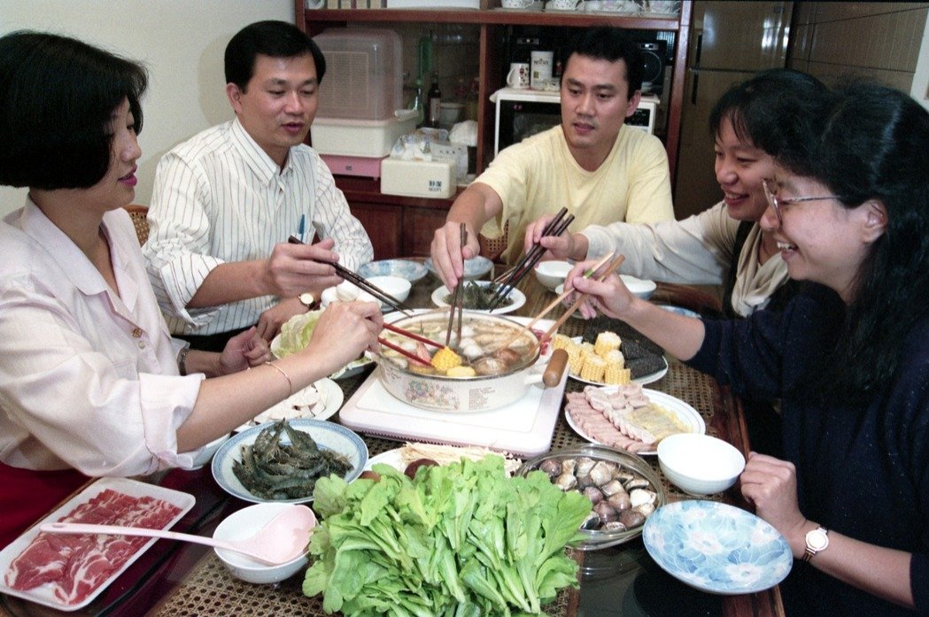 誰說除夕“圍爐”就是吃火鍋?——尋找臺灣年味 誰說除夕“圍爐”就是吃火鍋?——尋找臺灣年味