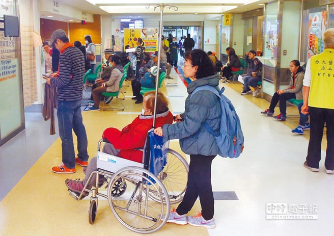 過年期間許多人暴飲暴食加上年初三溫度驟降,急診室內(nèi)擠滿因氣候及腸胃不適的病患 過年期間許多人暴飲暴食加上年初三溫度驟降,急診室內(nèi)擠滿因氣候及腸胃不適的病患