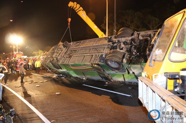 22�q����Ů���p����y��У����ǰ�C���I�C��