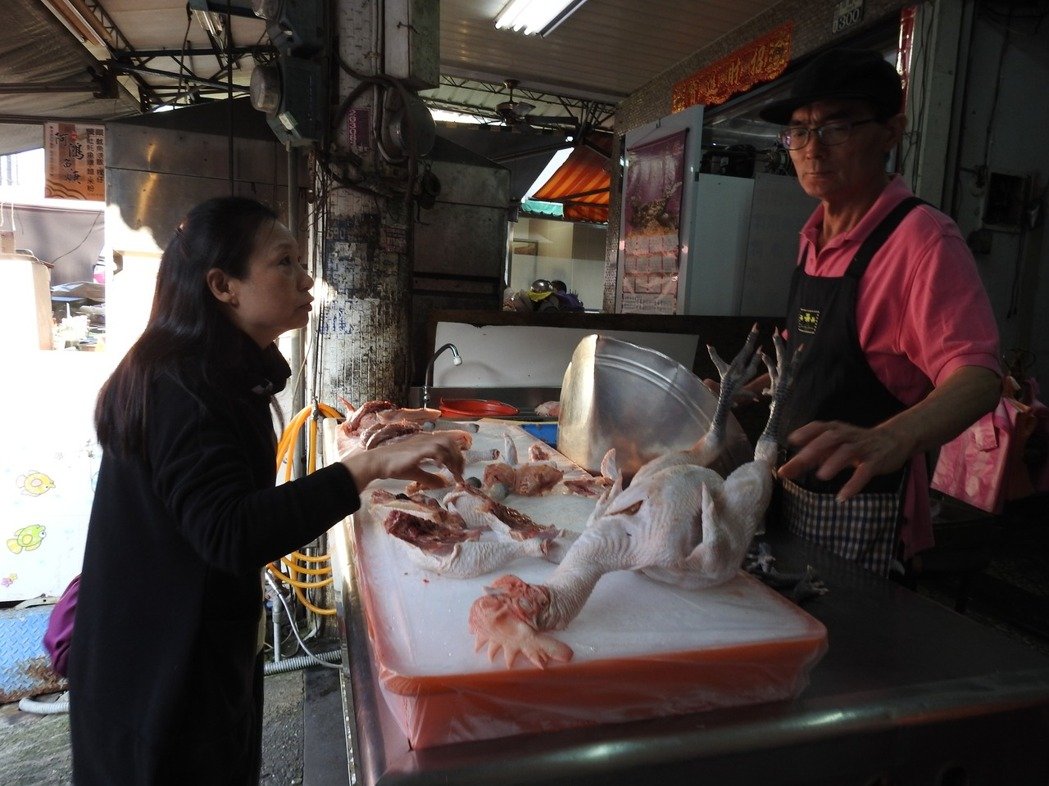 臺(tái)市場(chǎng)上現(xiàn)"搶雞"現(xiàn)象 業(yè)者怨臺(tái)當(dāng)局不顧百姓生計(jì) 臺(tái)市場(chǎng)上現(xiàn)"搶雞"現(xiàn)象 業(yè)者怨臺(tái)當(dāng)局不顧百姓生計(jì)