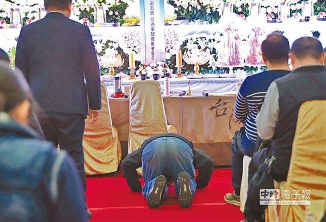 臺游覽車事故罹難者頭七法會 旅行社負責人下跪致哀 臺游覽車事故罹難者頭七法會 旅行社負責人下跪致哀