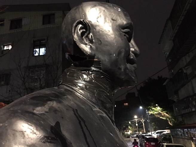 刀起頭落!男子深夜持刀砍蔣介石銅像(圖) 刀起頭落!男子深夜持刀砍蔣介石銅像(圖)