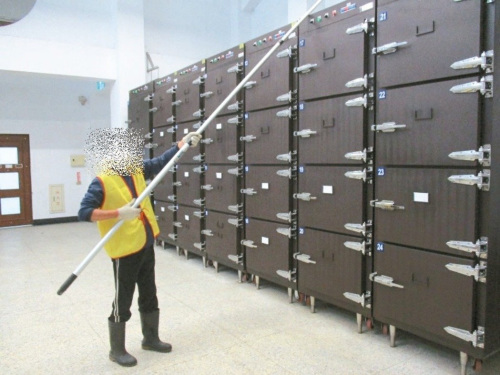 臺東10名酒駕累犯前往市公所殯葬管理所,清洗大體冰柜、解剖臺等周遭設備。來源:臺灣《聯合報》(臺東地檢署提供)