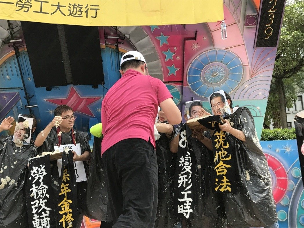 五一勞動節,“2017五一行動聯盟”號召萬人上街,以行動劇象征資方不斷剝削勞工 五一勞動節,“2017五一行動聯盟”號召萬人上街,以行動劇象征資方不斷剝削勞工