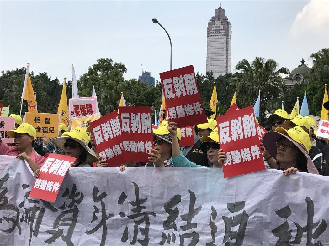 五一勞動節,由團結工聯、臺灣產業總工會等工運團體組成的“2017五一行動聯盟”,號召萬人上街游行 五一勞動節,由團結工聯、臺灣產業總工會等工運團體組成的“2017五一行動聯盟”,號召萬人上街游行