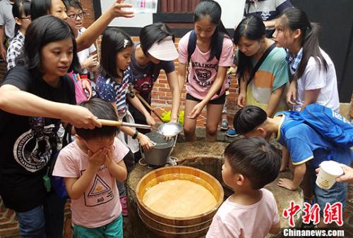 市民從古井里取午時水,凈身、潔面,祈福辟邪、驅除百病。<a target='_blank' ><p align=