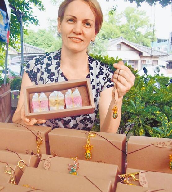 俄羅斯媳婦 手工藝助銷鳳梨酥 俄羅斯媳婦 手工藝助銷鳳梨酥