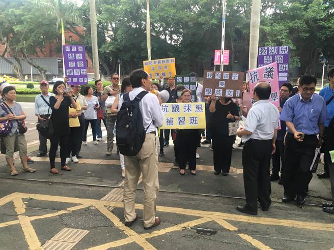 臺灣擬禁止補習班教兒童英語 業者批:把選擇權還給家長 臺灣擬禁止補習班教兒童英語 業者批:把選擇權還給家長