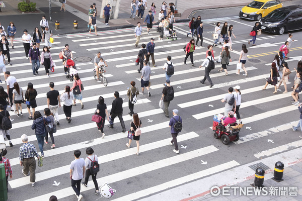 “低頭族”太多危害交通安全 臺有關部門欲立法 “低頭族”太多危害交通安全 臺有關部門欲立法