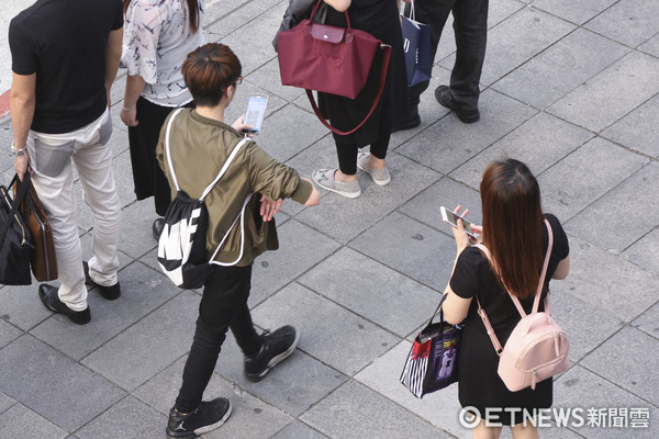 “低頭族”太多危害交通安全 臺有關部門欲立法 “低頭族”太多危害交通安全 臺有關部門欲立法