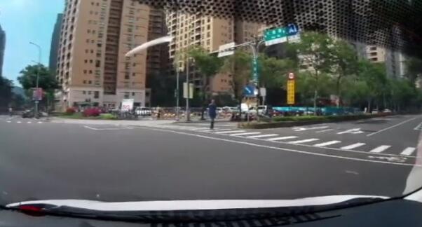 路人“揮手+90度鞠躬” 女駕駛直呼,感動到痛哭流涕。 路人“揮手+90度鞠躬” 女駕駛直呼,感動到痛哭流涕。