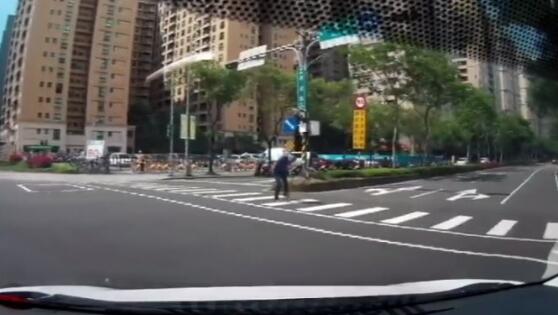 路人“揮手+90度鞠躬” 女駕駛直呼,感動到痛哭流涕。 路人“揮手+90度鞠躬” 女駕駛直呼,感動到痛哭流涕。