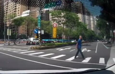 路人“揮手+90度鞠躬” 女駕駛直呼,感動到痛哭流涕。 路人“揮手+90度鞠躬” 女駕駛直呼,感動到痛哭流涕。