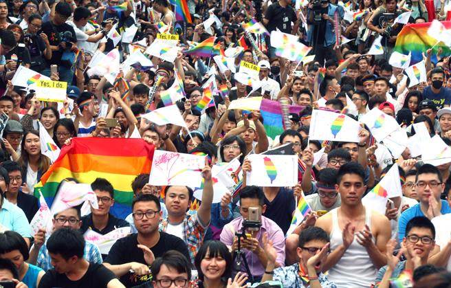 臺灣行政部門敲定:同性戀者訂婚年齡17歲 結婚18歲 臺灣行政部門敲定:同性戀者訂婚年齡17歲 結婚18歲