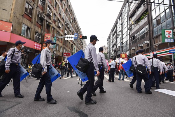 臺灣警察工資高、福利好? 網友:那是拿命換來的 臺灣警察工資高、福利好? 網友:那是拿命換來的