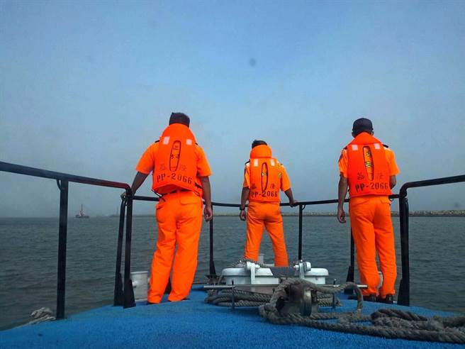 金門(mén)漁船海中翻覆沉沒(méi) 3名船員獲大陸平安搭救 金門(mén)漁船海中翻覆沉沒(méi) 3名船員獲大陸平安搭救