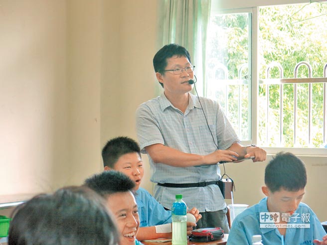 臺初中教師33歲終圓大學夢 講述坎坷經歷勉勵學生 臺初中教師33歲終圓大學夢 講述坎坷經歷勉勵學生