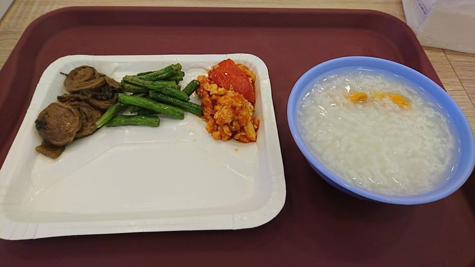 近來島內物價飆漲,小吃店的漲幅也讓許多民眾大喊吃不消。有網友在新北市蘆洲一家清粥店點了兩道菜,居然要價166元(新臺幣,約合人民幣37元),他將照片發到網上直呼太扯;也有許多網友曬出在同家店消費的菜色與價錢,一致認為實在太貴。 近來島內物價飆漲,小吃店的漲幅也讓許多民眾大喊吃不消。有網友在新北市蘆洲一家清粥店點了兩道菜,居然要價166元(新臺幣,約合人民幣37元),他將照片發到網上直呼太扯;也有許多網友曬出在同家店消費的菜色與價錢,一致認為實在太貴。