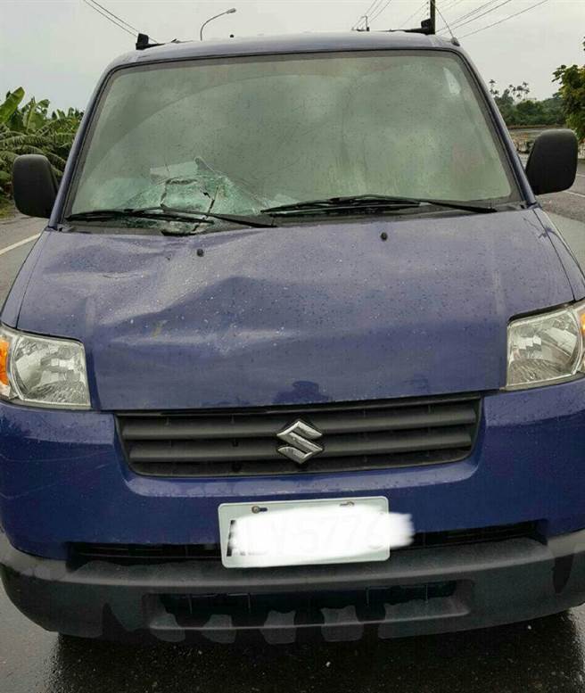 臺灣彰化一小貨車追撞軍車 擋風玻璃慘遭炮管刺穿 臺灣彰化一小貨車追撞軍車 擋風玻璃慘遭炮管刺穿