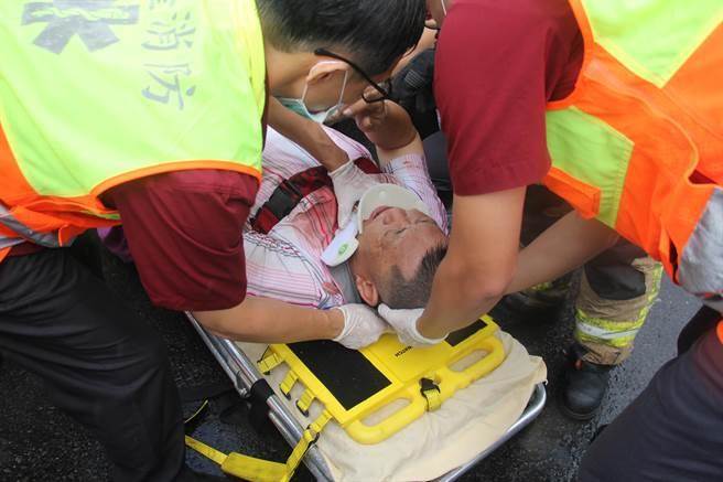 一輛越南團游覽車在臺發生追撞事故 12人送醫 一輛越南團游覽車在臺發生追撞事故 12人送醫