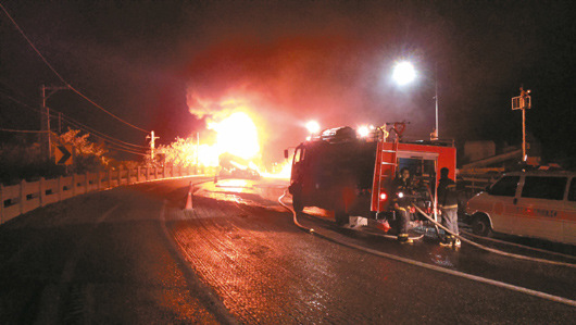 臺灣軍方地下油管被刨路挖斷火勢竄天十米高(圖) 臺灣軍方地下油管被刨路挖斷火勢竄天十米高(圖)