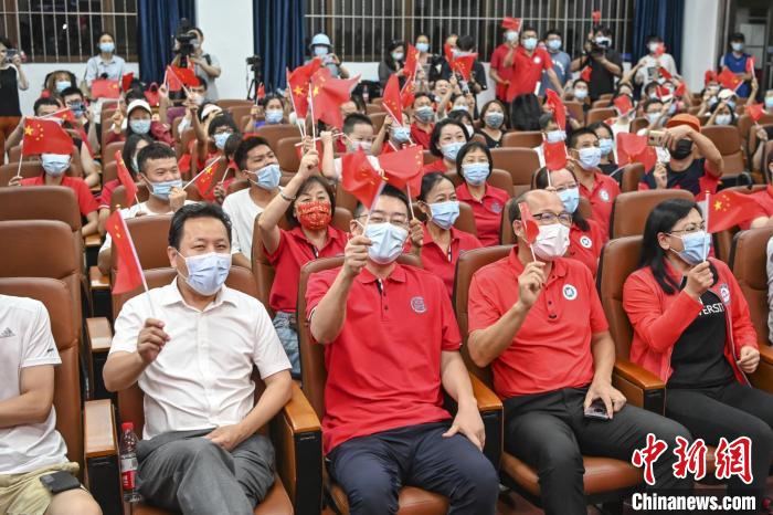 逾百名暨南大學(xué)師生在該校邵逸夫體育館集中收看賽事直播,為中國男子接力隊(duì)加油鼓勁。 陳驥旻 攝