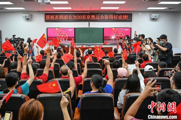 逾百名暨南大學(xué)師生在該校邵逸夫體育館集中收看賽事直播,為中國男子接力隊(duì)加油鼓勁。 陳驥旻 攝