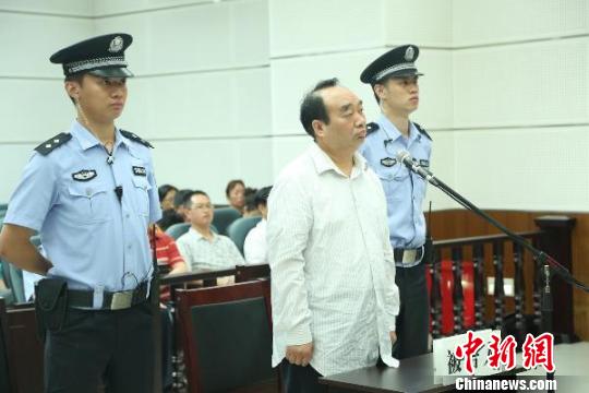 雷政富涉嫌受賄案今日二審開庭一審獲刑13年(圖) 雷政富涉嫌受賄案今日二審開庭一審獲刑13年(圖)