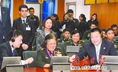 昨日,泰國詩琳通公主訪問廣東外語外貿(mào)大學(xué),參觀同聲傳譯教學(xué)。南方日報記者 王輝 攝