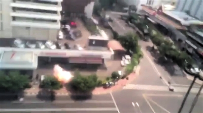 14日,雅加達(dá)發(fā)生多起爆炸,圖為爆炸現(xiàn)場(chǎng)騰起濃煙。圖/CFP