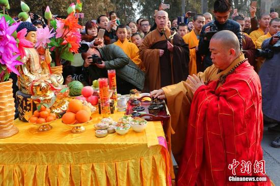 少林藥局門口,方丈釋永信舉行臘八施粥祈福法會。