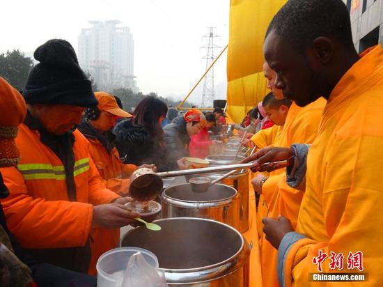 圖為位于鄭州市經三路的施粥現場,少林寺“洋弟子”為市民施粥。