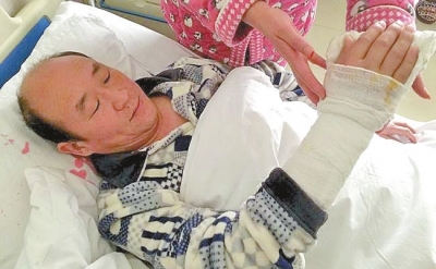 4人當街小便將制止者打骨折 叫囂“我未成年” 4人當街小便將制止者打骨折 叫囂“我未成年”