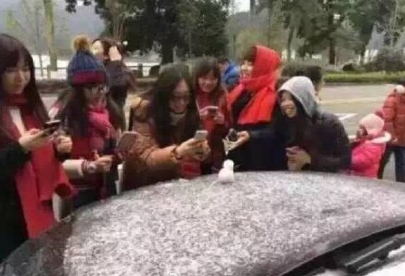 廣州建國來首下雪 市民爭相對扁平“雪人”拍照 廣州建國來首下雪 市民爭相對扁平“雪人”拍照