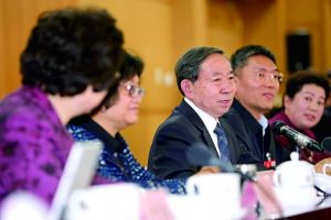 3月8日,全國政協舉行教育界別聯組會議,教育部部長袁貴仁右三到會聽取建議。