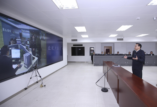 4月1日,李克強總理到國家稅務總局考察。(中新社記者 劉震 攝)