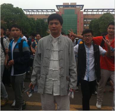 作家張一一報名今年全國高考 稱作文爭取及格 作家張一一報名今年全國高考 稱作文爭取及格