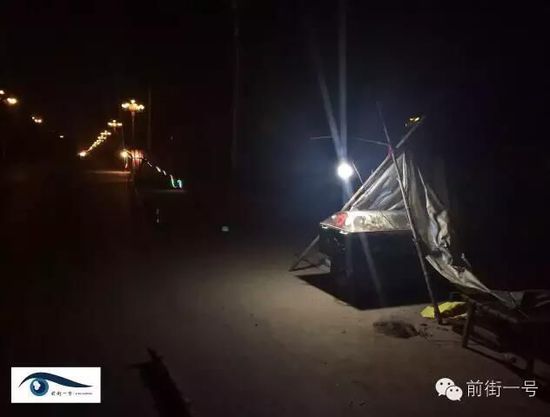 4月9日深夜,楊玉忠(近處)、劉景蘭(遠處)的冰棺仍停在311國道旁。