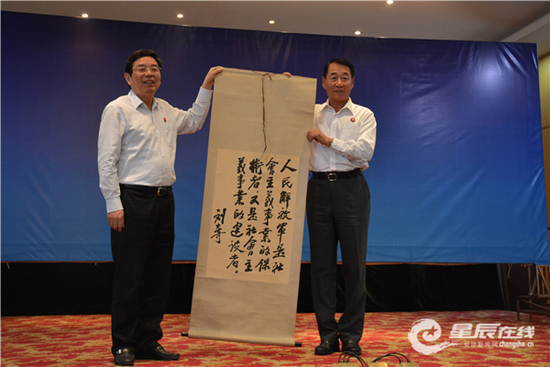 劉源向家鄉捐贈劉少奇題詞手跡,袁觀清接受捐贈。