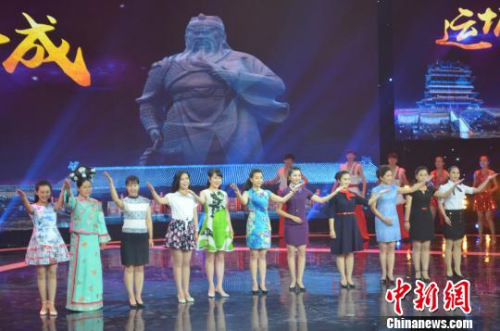 資料圖:《人說山西好風光》節目中,山西11個地市的市委書記、市長或副市長第一次集體出鏡,推介旅游。圖為17日該節目頒獎晚會現場。李娜 攝