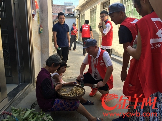 采訪團記者與城口鎮人民深入交流。