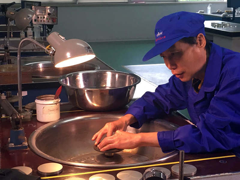 “國防工匠”王東江對工作精益求精(圖片由中國航天科工集團(tuán)第三研究院第8358所提供) “國防工匠”王東江對工作精益求精(圖片由中國航天科工集團(tuán)第三研究院第8358所提供)