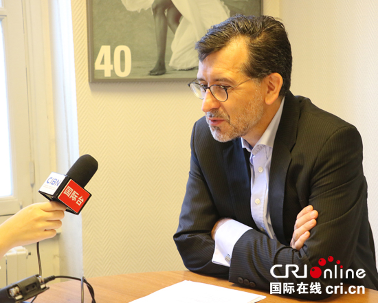 �DƬĬ�J���}