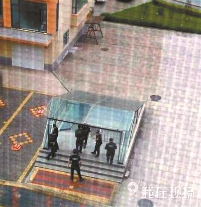 警方在事發(fā)現(xiàn)場進(jìn)行調(diào)查