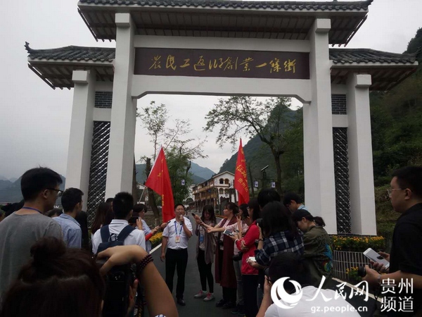 ���W(w��ng)�jý�w���D(zhu��n)�ġ����ܣ��F�݊�ɽ�P��һ�lС���پ������L����ɽ������w����