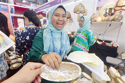 �|�˸�����ɫչƷ������չ���ġ���Ȧ�ۡ��ό�����