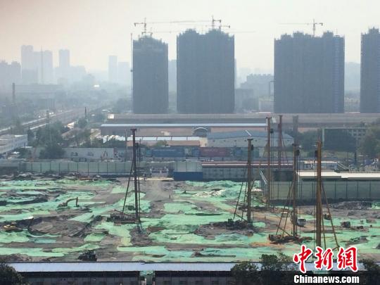 鄭州農(nóng)業(yè)路西段“亞新美好城邦”項目剛動工即涉違規(guī)銷售被房管部門通報,目前仍頂風加推。 董飛 攝