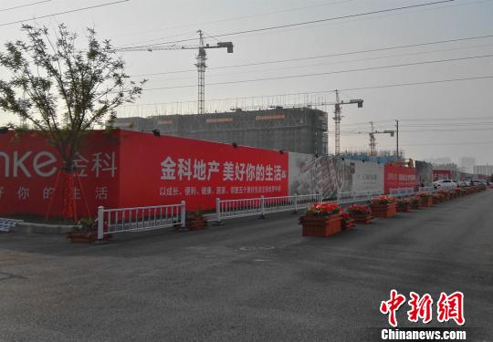 位于鄭州高新區(qū)的“金科城”項目此前開盤宣稱熱銷千套,卻被曝3棟樓無預售證。 董飛 攝